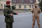 Řídící plukovník Ladislav Švejda seznamuje jednotky s průběhem kontroly