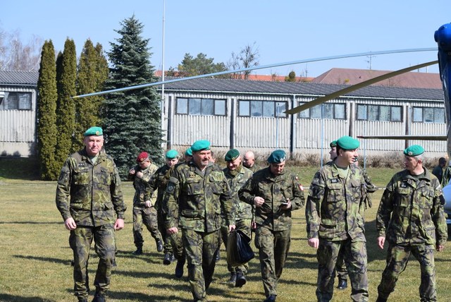 Jednání s polským hostem se zúčastnili velitel pozemních sil generál Ján Gurník, velitel 7. mechanizované brigády plukovník Josef Kopecký a vrchní praporčíci brigády a pozemních sil