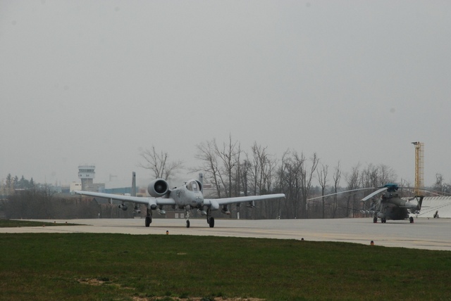 Přílet proudových letounů A-10 Thunderbolt na náměšťské letiště