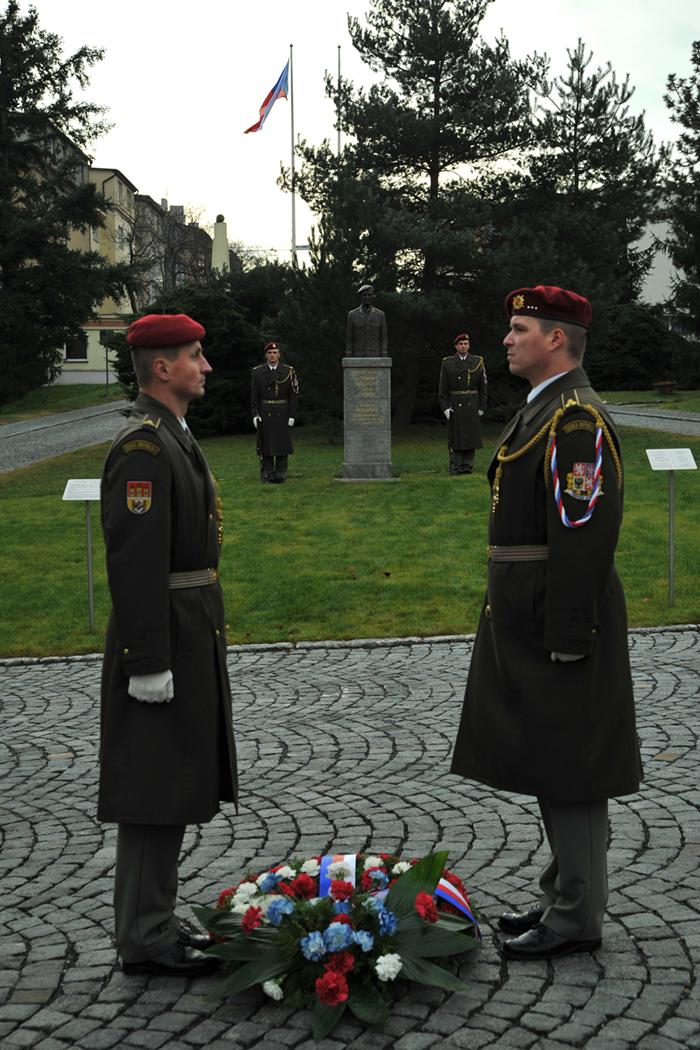 Pietní vzpomínka k nedožitým 97. narozeninám arm. gen. Tomáše Sedláčka v pražských Dejvicích