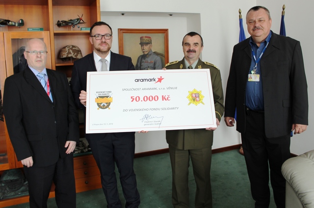  Předání šeku společností Aramark, s. r. o. ve prospěch Vojenského fondu solidarity, zleva: za společnost Aramark, s. r. o. Petr Linka, ředitel kontroly; Vladimír Staněk, generální ředitel; za GŠ AČR generálmajor Štefan Kaleta, předseda VFS; Jiří Majkus, ředitel VFS	