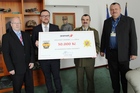  Předání šeku společností Aramark, s. r. o. ve prospěch Vojenského fondu solidarity, zleva: za společnost Aramark, s. r. o. Petr Linka, ředitel kontroly; Vladimír Staněk, generální ředitel; za GŠ AČR generálmajor Štefan Kaleta, předseda VFS; Jiří Majkus, ředitel VFS	