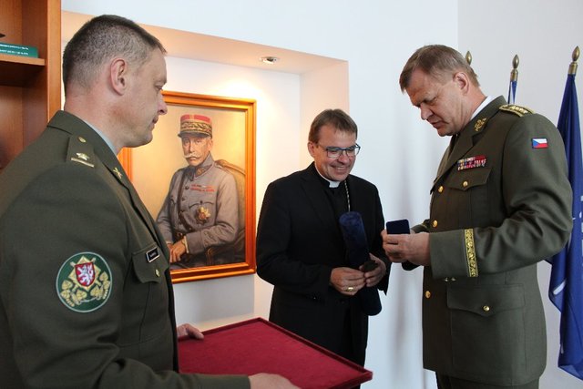 Generál Bečvář věnoval plzeňskému biskupovi Tomáši Holubovi minci NGŠ AČR.