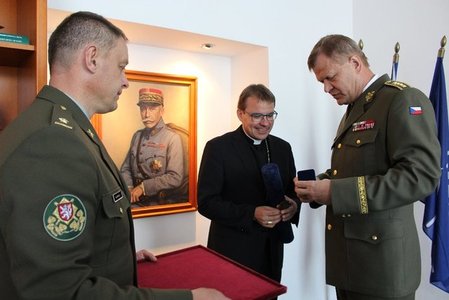První vojenský kaplan byl povýšen do hodnosti plukovníka