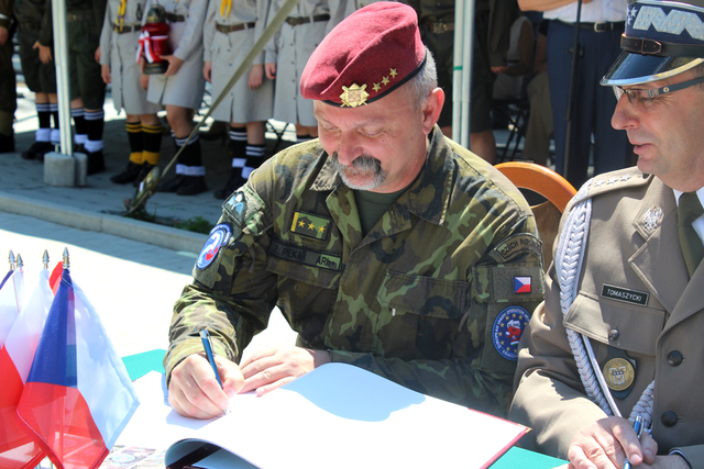  Zástupci jednotlivých zemí V4 EU BG se zapsali do kroniky