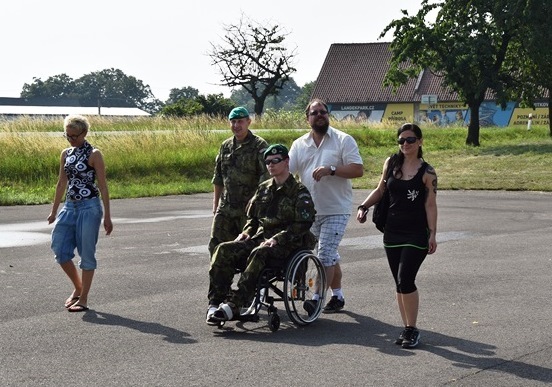 Kamarádi Lukáše Hirka z přáslavického praporu