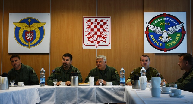 Z tiskové konference před zahájením cvičení Ample Strike 2016, zleva: ředitel letové činnosti major Miroslav Šajban, velitel 22. základny vrtulníkového letectva plukovník Petr Čepelka, velitel Vzdušných sil AČR brigádní generál Jaromír Šebesta, řídící cvičení plukovník Zdeněk Bauer