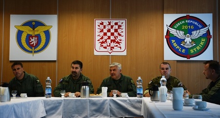 Z tiskové konference před zahájením cvičení Ample Strike 2016, zleva: ředitel letové činnosti major Miroslav Šajban, velitel 22. základny vrtulníkového letectva plukovník Petr Čepelka, velitel Vzdušných sil AČR brigádní generál Jaromír Šebesta, řídící cvičení plukovník Zdeněk Bauer