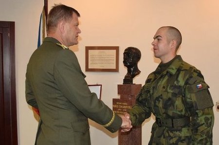 Armádní nováček zachránil lidský život