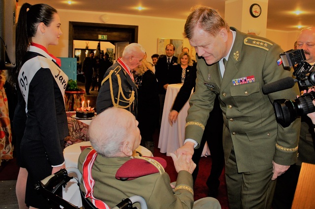  Gen. Klemešovi poblahopřál k jeho narozeninám náčelník Generálního štábu AČR arm. gen. Josef Bečvář