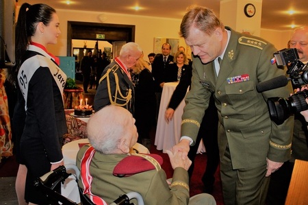  Gen. Klemešovi poblahopřál k jeho narozeninám náčelník Generálního štábu AČR arm. gen. Josef Bečvář