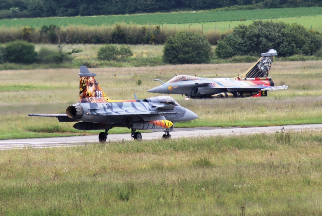  Český JAS-39 Gripen a francouzský Dassault Rafale s tygří kamufláží na cvičení NATO Tiger Meet 2017