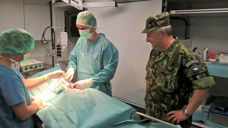 Vojenští veterináři předvedli generálu Jaromíru Zůnovi polní operační sál v plné činnosti