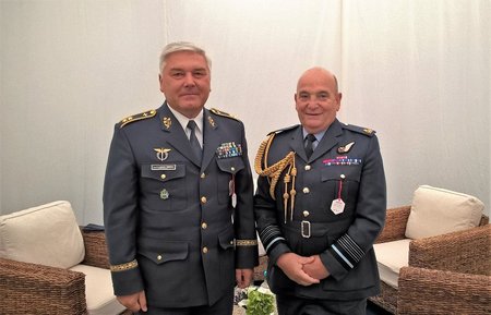 Generál Jaromír Šebesta společně s Air Chief Marshalem Sirem Stuartem Peachem
