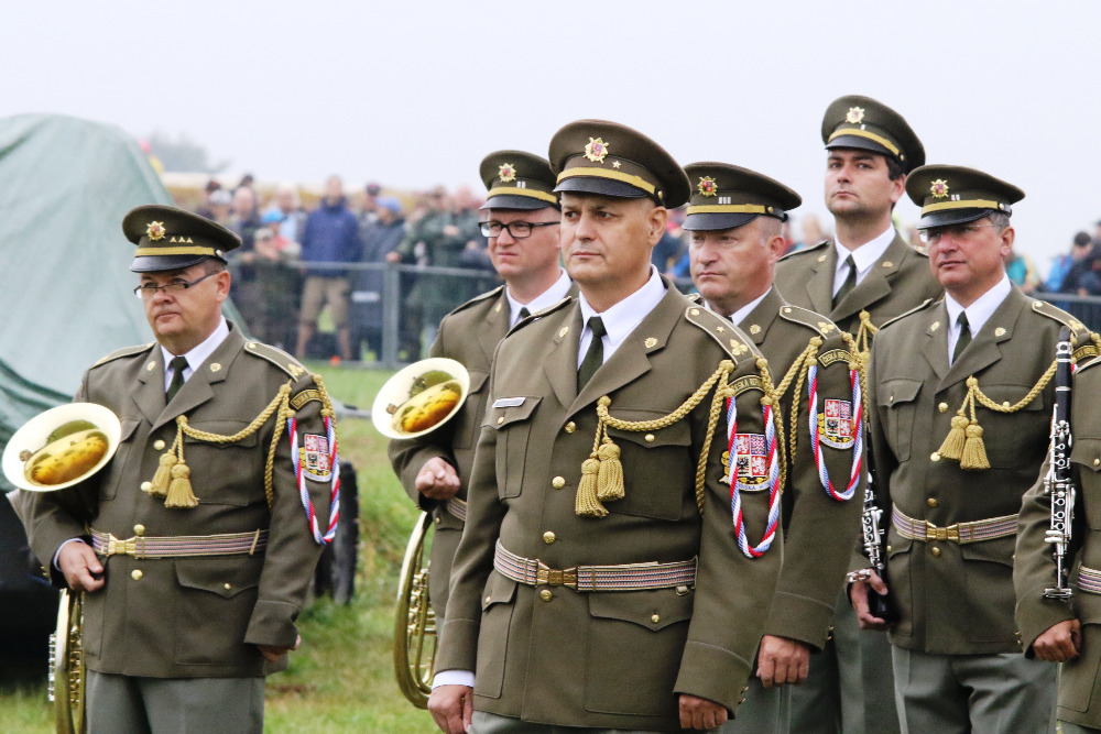 Ještě před samotným zahájením akce hrála k poslechu Vojenská hudba Olomouc