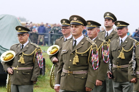 Ještě před samotným zahájením akce hrála k poslechu Vojenská hudba Olomouc