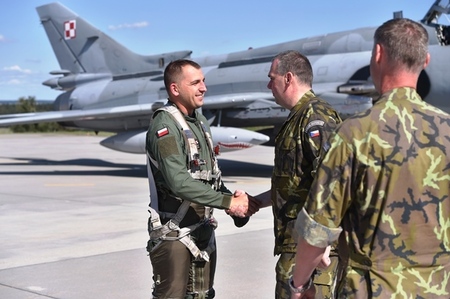 Řídící cvičení plukovník Zdeněk Bauer se vítá s polským pilotem