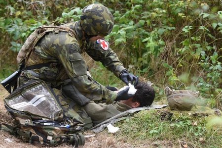 Záchranář přivezl z náročného kurzu odznak a zařadil se mezi trojici nejlepších vojáků