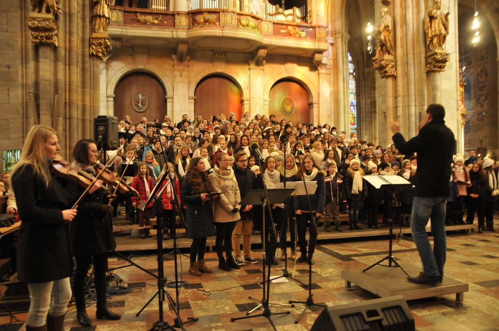  Zpěv dětského sboru při každé písni rozezněl interiér katedrály