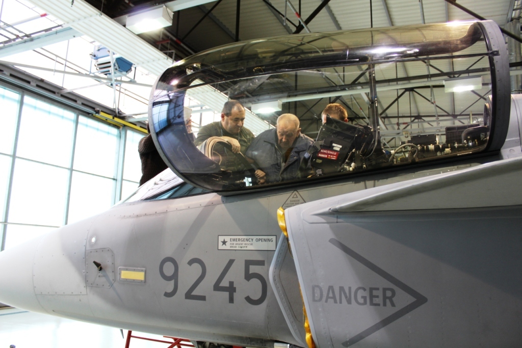  Pavel Dědič porovnává vybavení kokpitu letounu JAS-39 Gripen s dřívější leteckou technikou