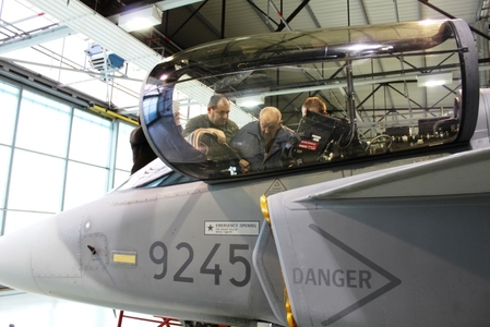  Pavel Dědič porovnává vybavení kokpitu letounu JAS-39 Gripen s dřívější leteckou technikou