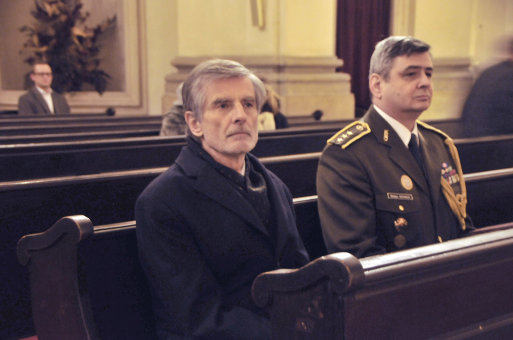  Peter Weiss, velvyslanec Slovenské republiky v České republice, vpravo plukovník Štefan Kovács, přidělenec obrany Slovenské republiky v České republice 