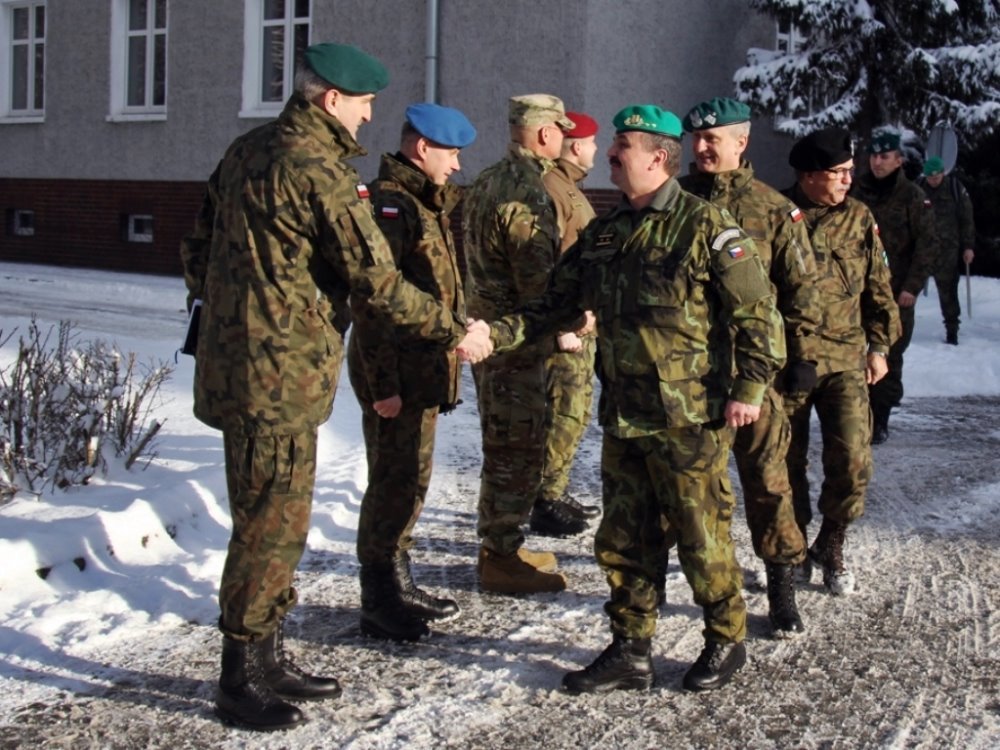 Velitel pozemních sil genmjr. Štefan Kaleta se zdraví s polskými kolegy