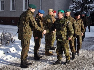 Velitel pozemních sil genmjr. Štefan Kaleta se zdraví s polskými kolegy