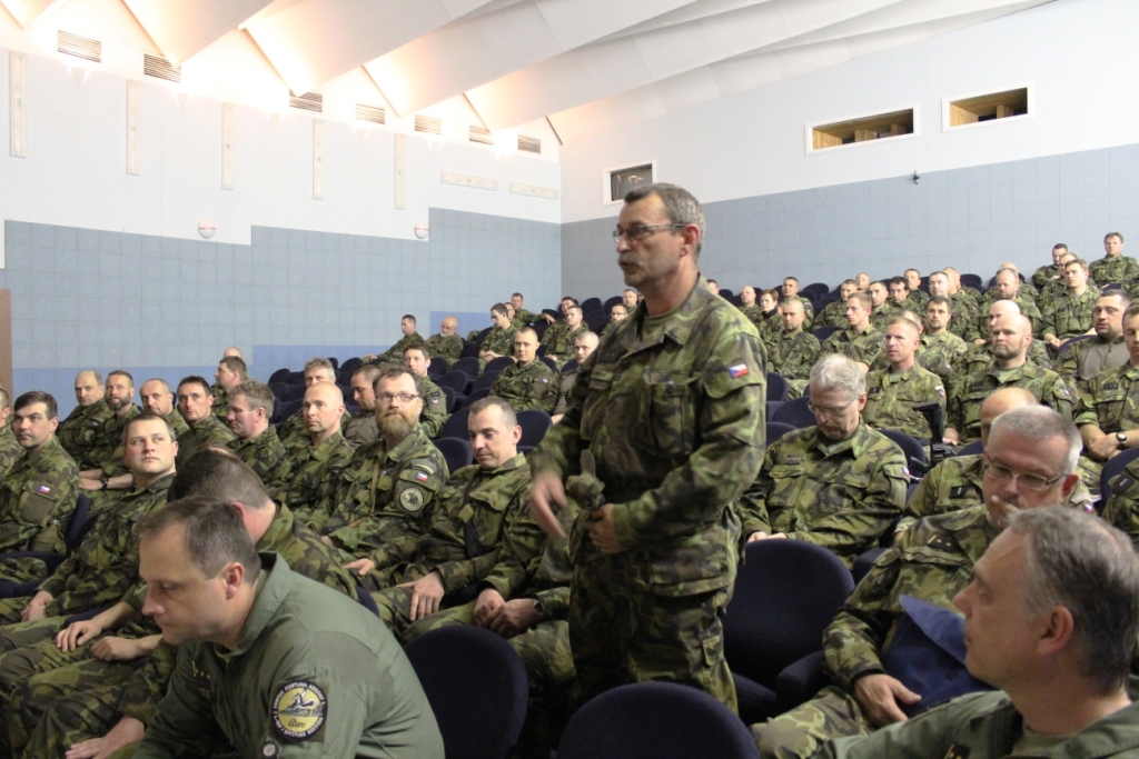 Poručík Zdeněk Kvasnička (uprostřed) během diskuze s generálmajorem Jaromírem Šebestou
