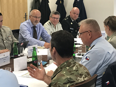 Generálmajor Ranald Munro (Velká Británie) a generálmajor Jaromír Alan (AČR) při diskuzi o hlavních bodech spolupráce se zástupci CIOR