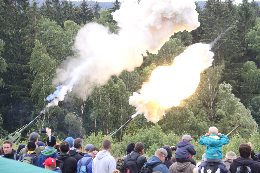 Akci již tradičně zahájily dělostřelecké salvy