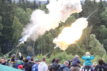 Akci již tradičně zahájily dělostřelecké salvy