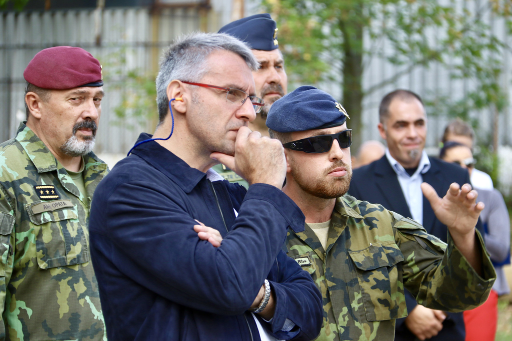 Ministr obrany Lubomír Metnar a NGŠ generálporučík Aleš Opata sledují dynamickou ukázku