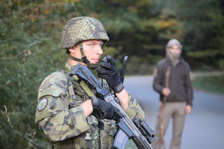  Jeden z místních se dožaduje vstupu do základny