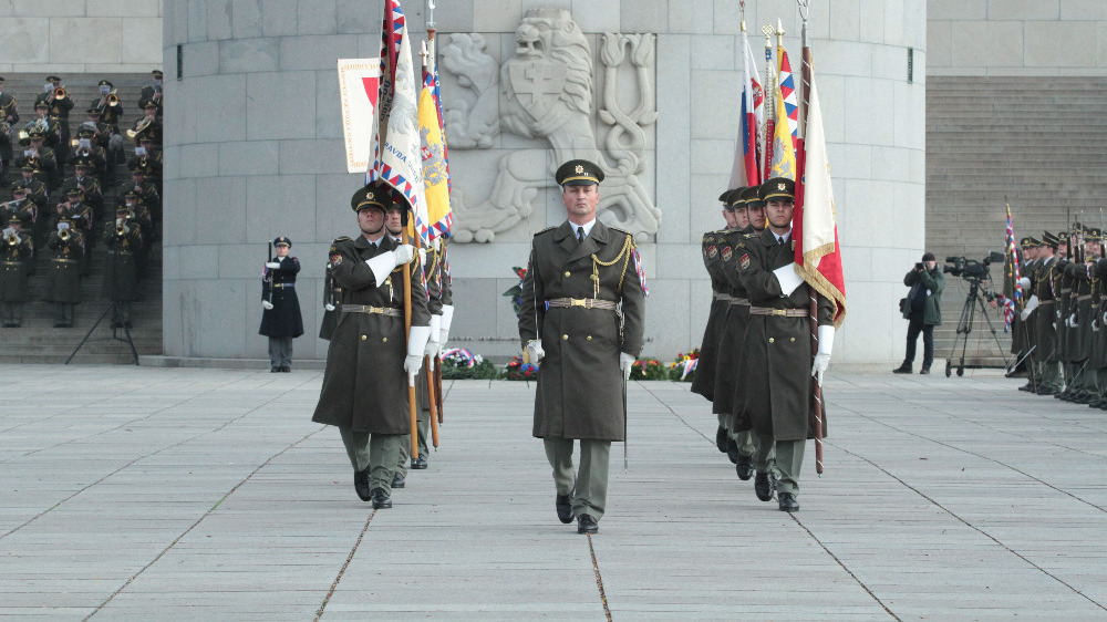 Minister of Defence decorates heroes from WWII and recent conflicts