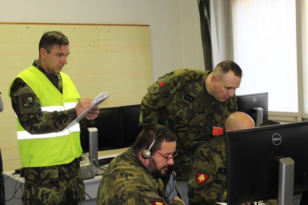 Rozhodčí sleduje simulované situace, rozhodovací proces a činnost velitele čety