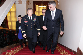 Poté po červeném koberci pokračovali do salonku Praha