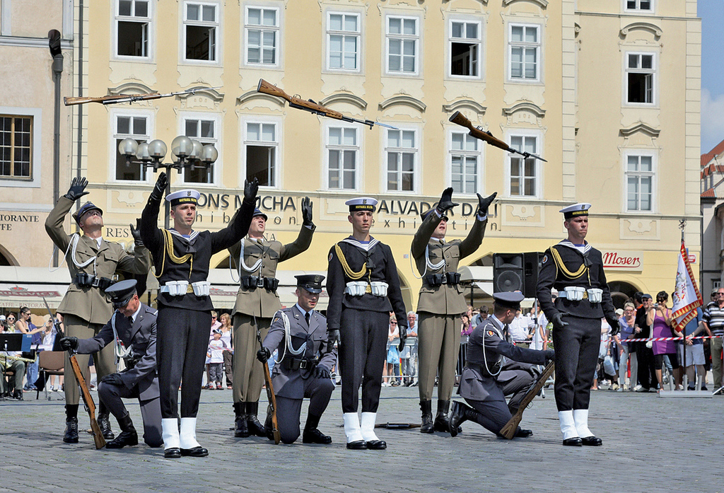 Exhibiční jednotka Čestné stráže Polské republiky vždy cvičí ve třech variantách uniforem. 