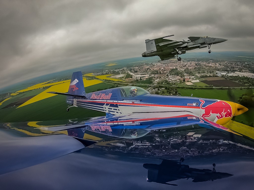  Letoun gripen se většinou pohybuje na minimálních rychlostech, Martin Šonka mezitím prezentuje své akrobatické umění