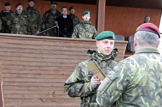 Pověřený velitel praporu bezpilotních systémů major Jan Štrbík (vpředu čelem k objektivu) přebírá znak nového praporu.