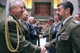 Celkem čtyřiapadesáti vojákům pogratuloval první zástupce náčelníka Generálního štábu AČR generálporučík Jaromír Zůna.