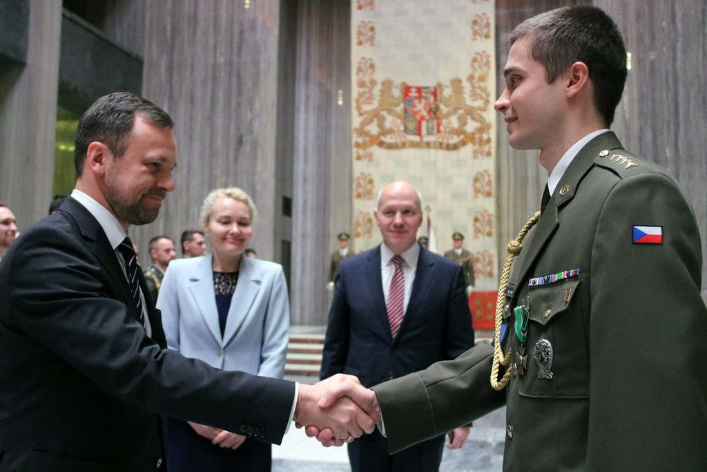 Vojákům poděkoval velvyslanec Litvy Edvilas Raudonikis, Diana Eglite, zástupkyně velvyslance Lotyšska a Pavel Fischer, předseda senátního Výboru pro zahraniční věci, obranu a bezpečnost (v pozadí). 