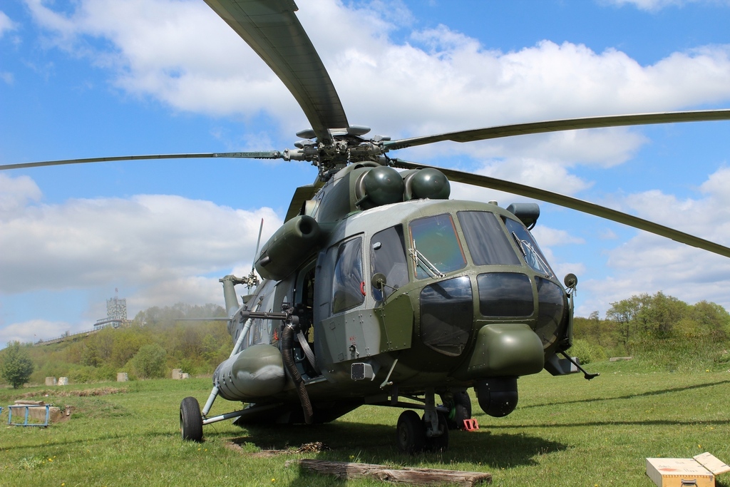 Střelba z Minigunu M134D při nouzovém přistání