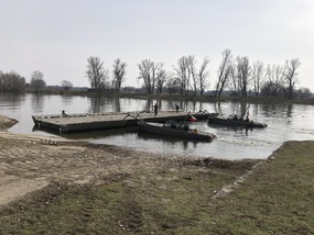 80 tunové soulodí při vyplutí z náplavky