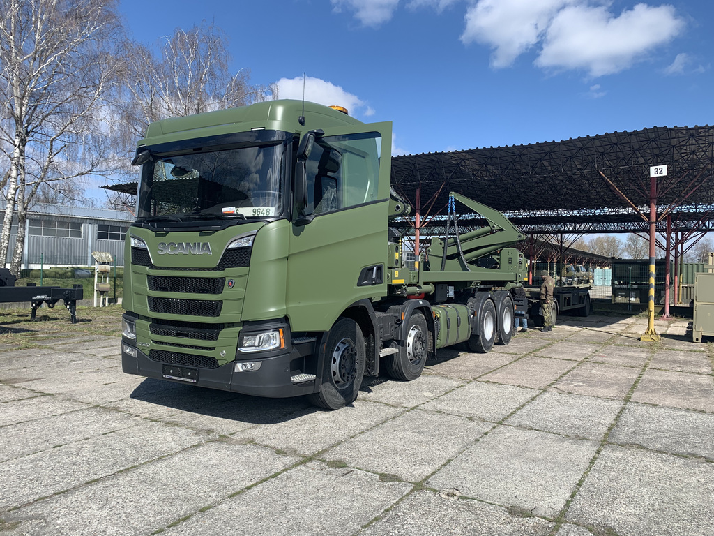 Centrum podpory operací v Pardubicích převzalo novou moderní nákladní techniku. Přepravník SCANIA R590 s nástavbou stranového překladače HAMMAR 190 HB bude nově sloužit k logistickému zabezpečení především zahraničních operací.