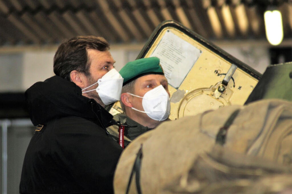 plk. gšt. Ing. Jan Cífka  - Náčelník dělostřelectva SRS MO a Olivier Brousmiche, projektový manažer české houfnice společnosti Nexter Systems ; Cífka Olivierovi ukazuje interiéry, výbavu a systém děla ShKH 152 mm vz 77 DANA.