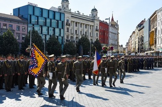Čestná stráž státní vlajky a bojového praporu UO
