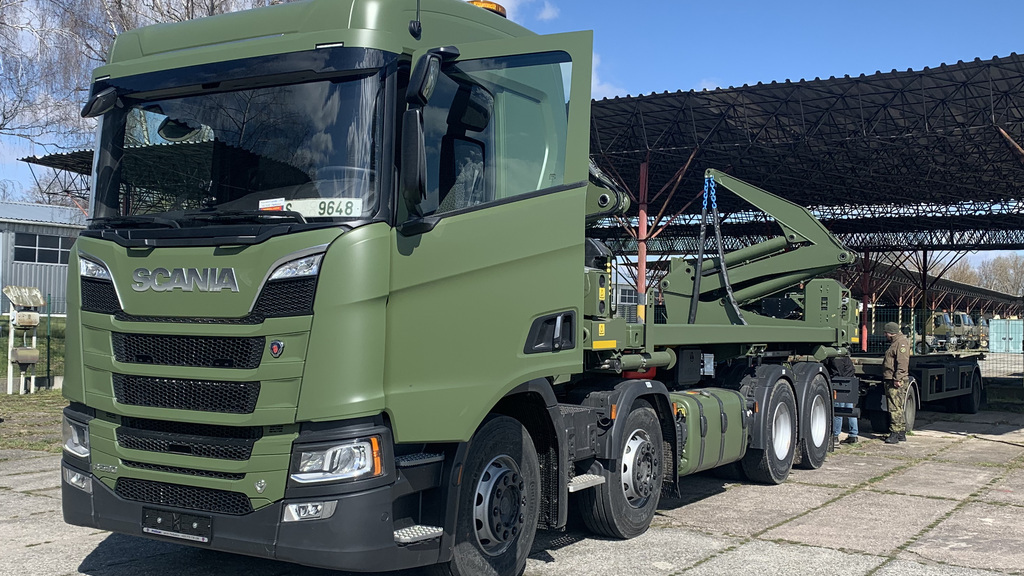 Armáda převzala nové přepravníky Scania, zajistí transport kontejnerů do misí