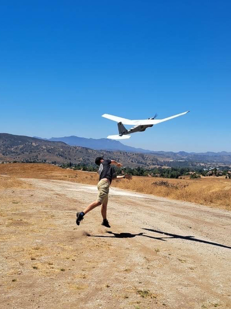 Start letounu je prováděn odhozem z ruky, puma je od kalifornské společnosti AeroVironment.
