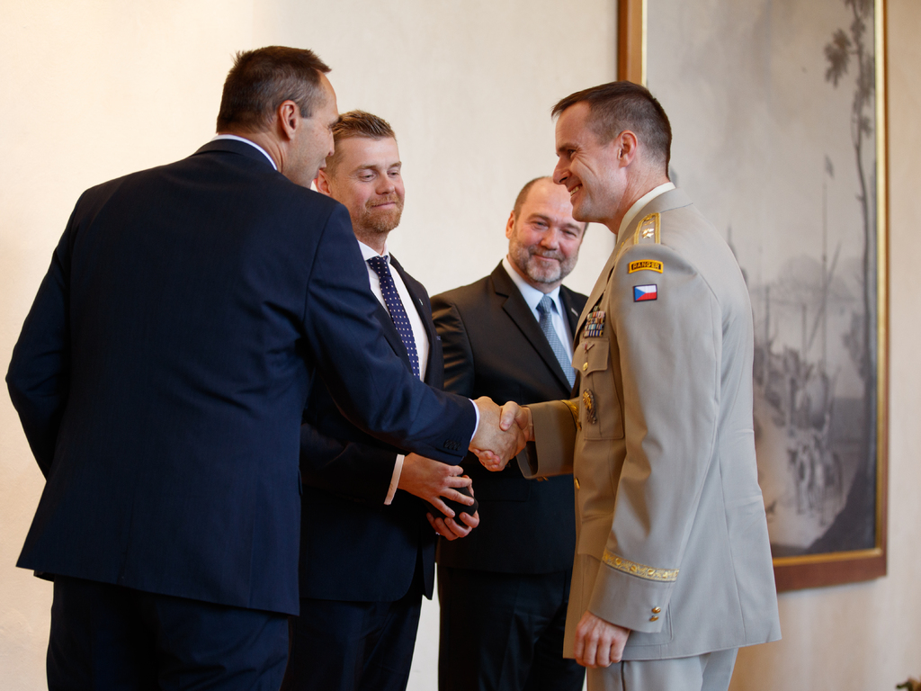 Generálmajor Karel Řehka převzal zlatou medaili Za zásluhy o bezpečnost ČEPS 